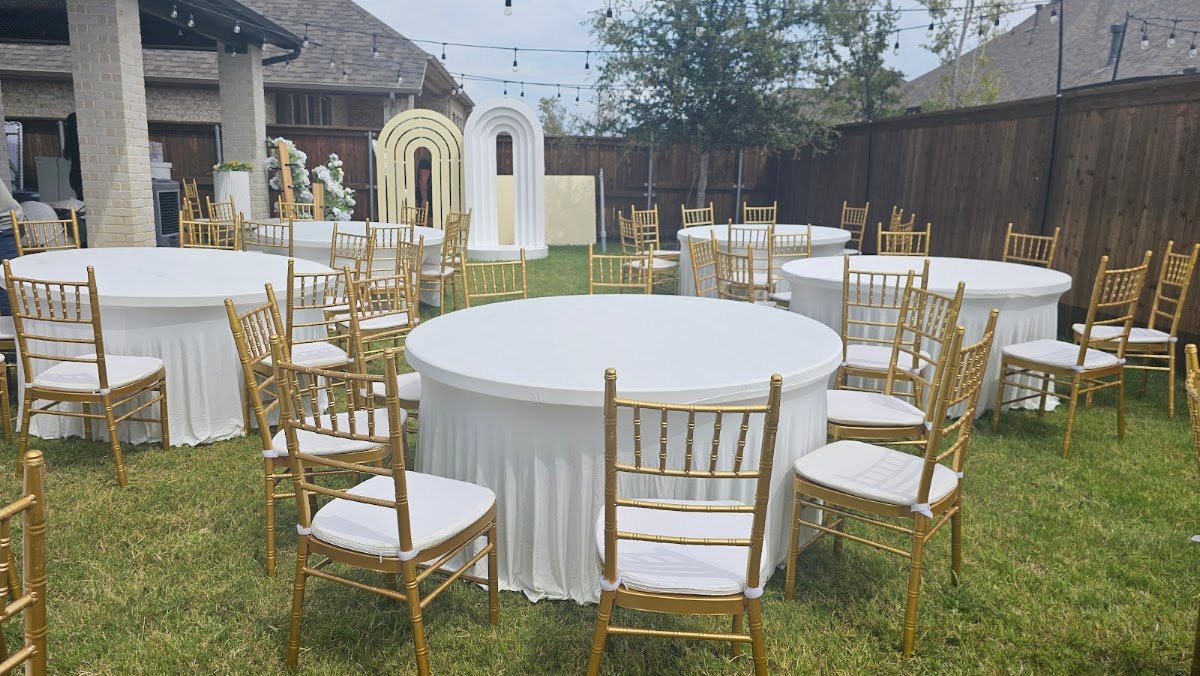 Party rentals Dallas – Gold Chiavari chairs and round tables set up for a backyard party in DFW