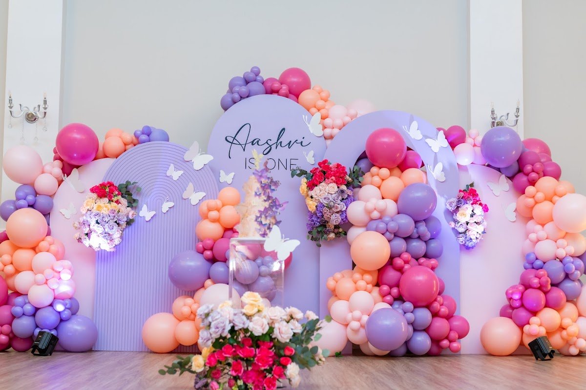 Balloon arch backdrop for a birthday party in Frisco